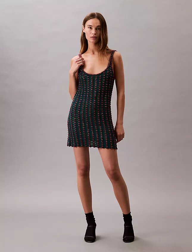 Gehäkeltes Minikleid mit Perlenverzierung Gehäkeltes Minikleid mit Perlenverzierung