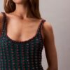 Gehäkeltes Minikleid mit Perlenverzierung Gehäkeltes Minikleid mit Perlenverzierung
