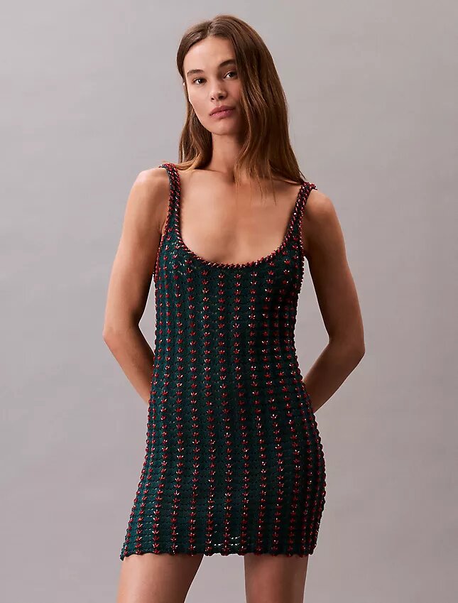Gehäkeltes Minikleid mit Perlenverzierung Gehäkeltes Minikleid mit Perlenverzierung