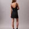 Gehäkeltes Minikleid mit Perlenverzierung Gehäkeltes Minikleid mit Perlenverzierung