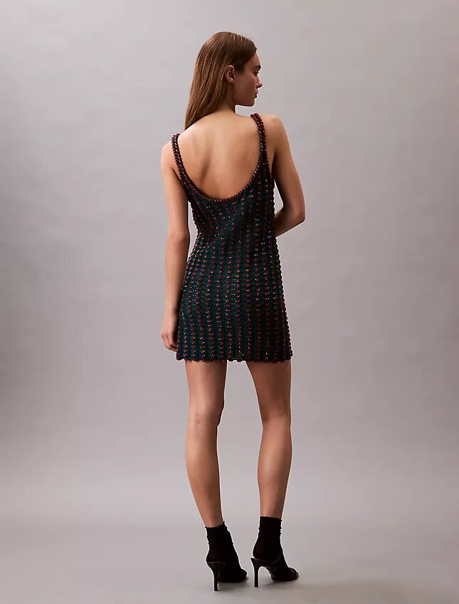 Gehäkeltes Minikleid mit Perlenverzierung Gehäkeltes Minikleid mit Perlenverzierung