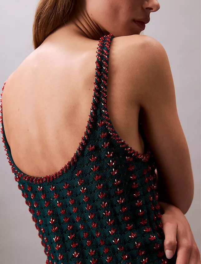 Gehäkeltes Minikleid mit Perlenverzierung Gehäkeltes Minikleid mit Perlenverzierung