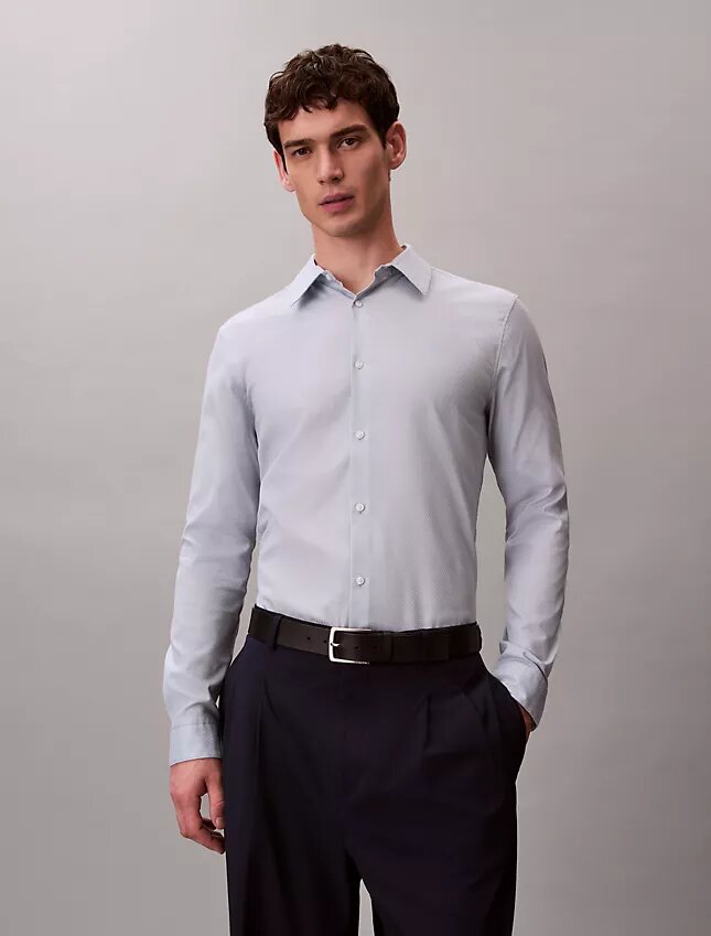 Geometrisches Jacquard-Hemd mit schmaler Passform und Button-Down-Kragen Geometrisches Jacquard-Hemd mit schmaler Passform und Button-Down-Kragen