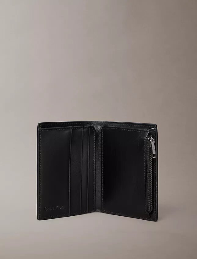 Geprägte Monogram-Geldbörse mit Münzfach Geprägte Monogram-Geldbörse mit Münzfach