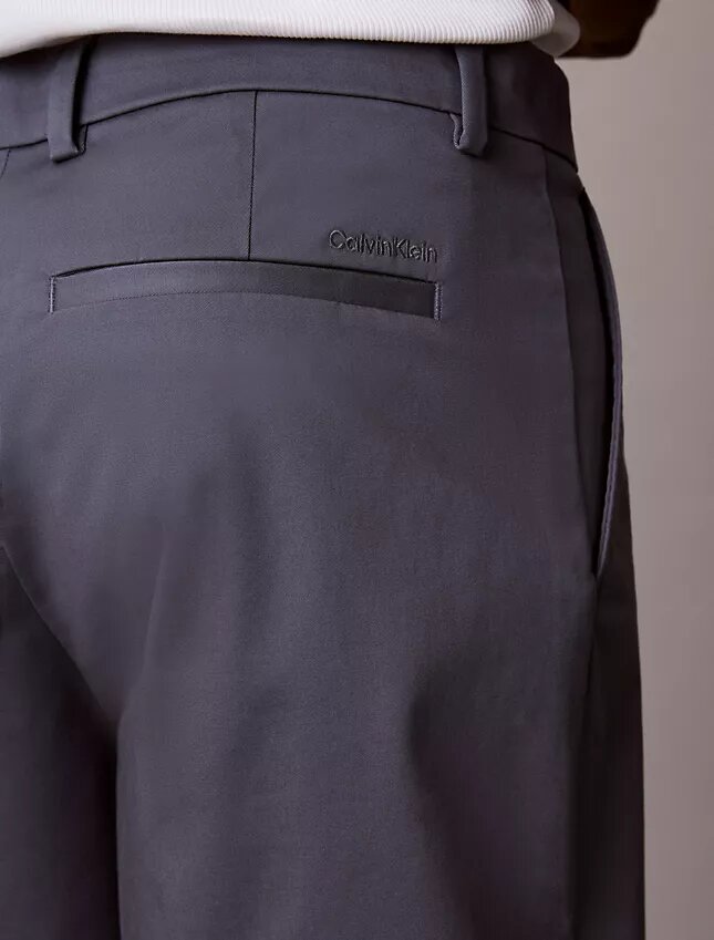 Gerade geschnittene Shorts aus Cotton Stretch Gerade geschnittene Shorts aus Cotton Stretch