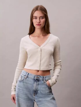 Gerippte, kurz geschnittene Strickjacke