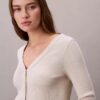 Gerippte, kurz geschnittene Strickjacke Gerippte, kurz geschnittene Strickjacke
