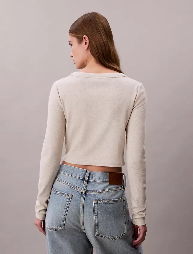 Gerippte, kurz geschnittene Strickjacke Gerippte, kurz geschnittene Strickjacke
