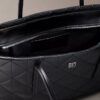 Gesteppte kleine Tasche mit Emblem-Logo Gesteppte kleine Tasche mit Emblem-Logo