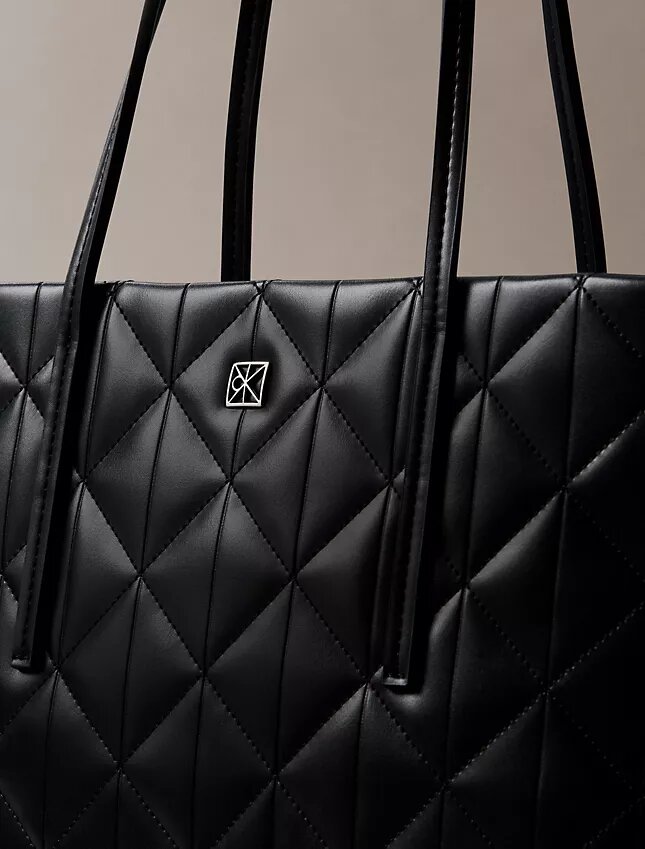 Gesteppte kleine Tasche mit Emblem-Logo Gesteppte kleine Tasche mit Emblem-Logo