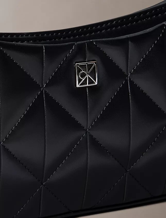 Gesteppte kleine Umhängetasche mit Emblem-Logo Gesteppte kleine Umhängetasche mit Emblem-Logo