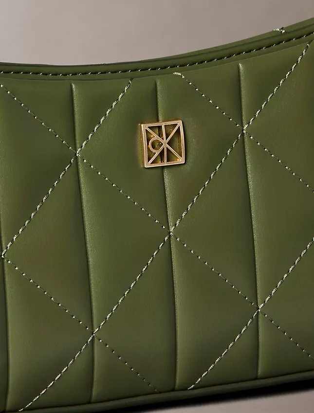 Gesteppte kleine Umhängetasche mit Emblem-Logo Gesteppte kleine Umhängetasche mit Emblem-Logo