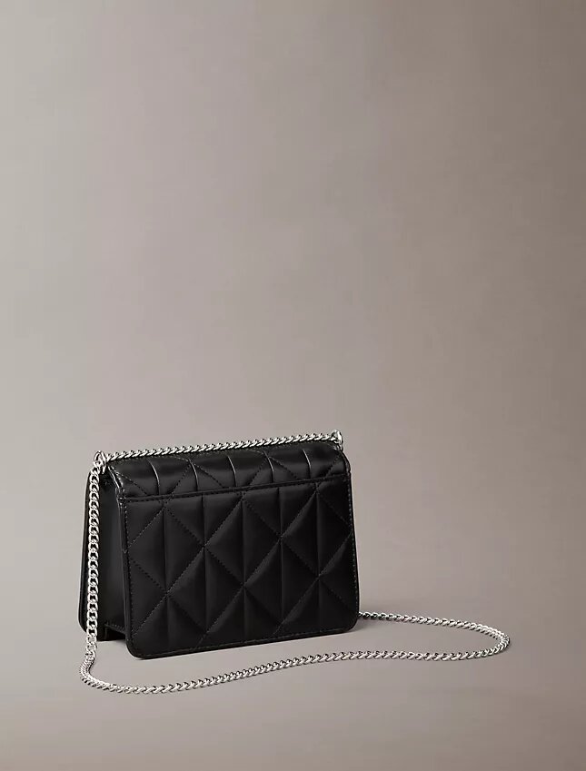 Gesteppte Mini-Kettenhandtasche mit Emblem-Logo Gesteppte Mini-Kettenhandtasche mit Emblem-Logo