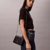 Gesteppte Mini-Kettenhandtasche mit Emblem-Logo Gesteppte Mini-Kettenhandtasche mit Emblem-Logo