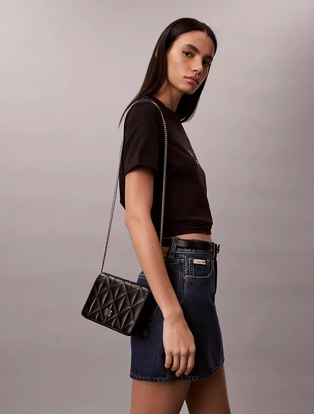 Gesteppte Mini-Kettenhandtasche mit Emblem-Logo Gesteppte Mini-Kettenhandtasche mit Emblem-Logo