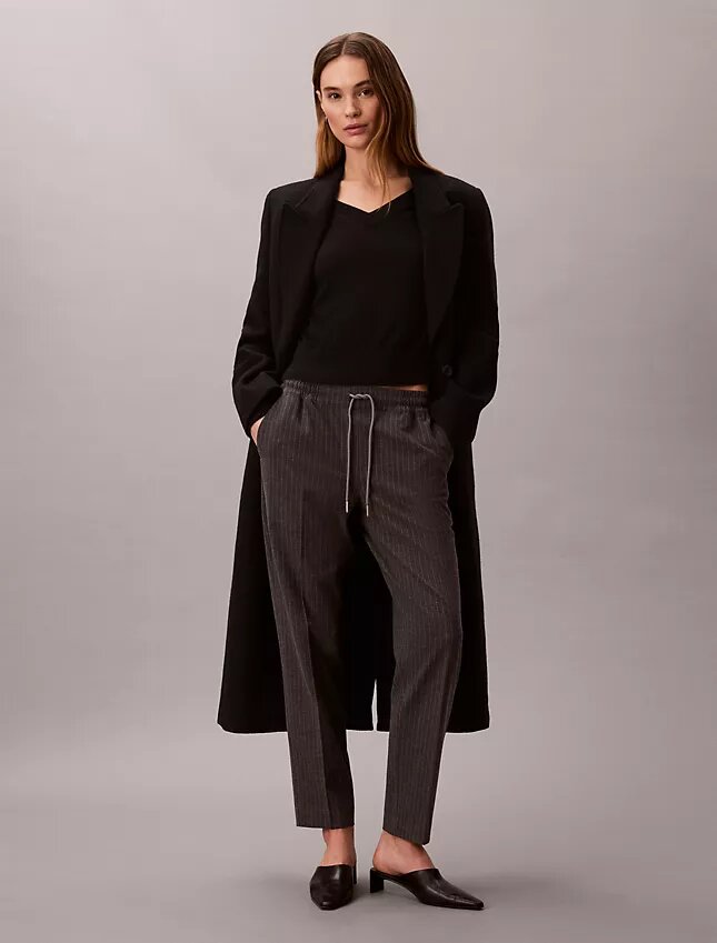 Gestreifte, konisch zulaufende Knöchelhose mit Kordelzug Gestreifte, konisch zulaufende Knöchelhose mit Kordelzug