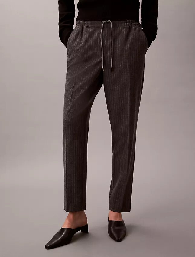 Gestreifte, konisch zulaufende Knöchelhose mit Kordelzug Gestreifte, konisch zulaufende Knöchelhose mit Kordelzug