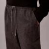Gestreifte, konisch zulaufende Knöchelhose mit Kordelzug Gestreifte, konisch zulaufende Knöchelhose mit Kordelzug