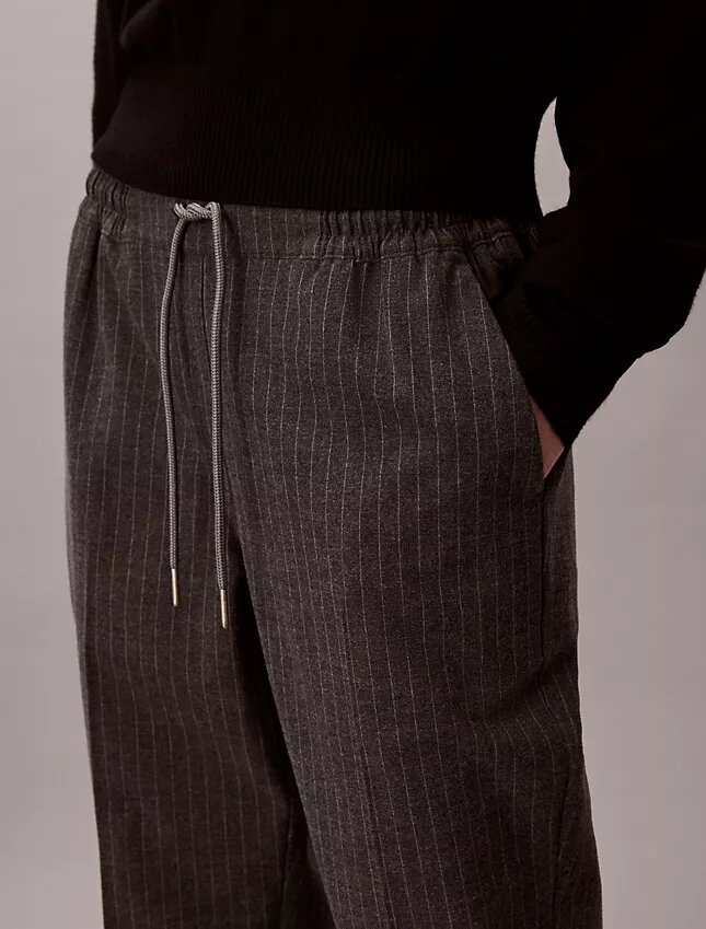Gestreifte, konisch zulaufende Knöchelhose mit Kordelzug Gestreifte, konisch zulaufende Knöchelhose mit Kordelzug
