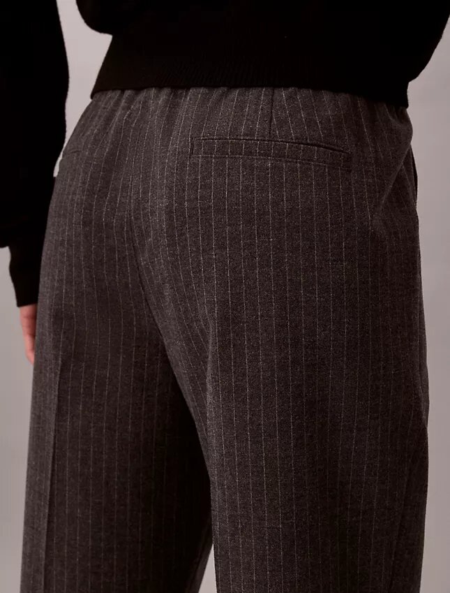 Gestreifte, konisch zulaufende Knöchelhose mit Kordelzug Gestreifte, konisch zulaufende Knöchelhose mit Kordelzug