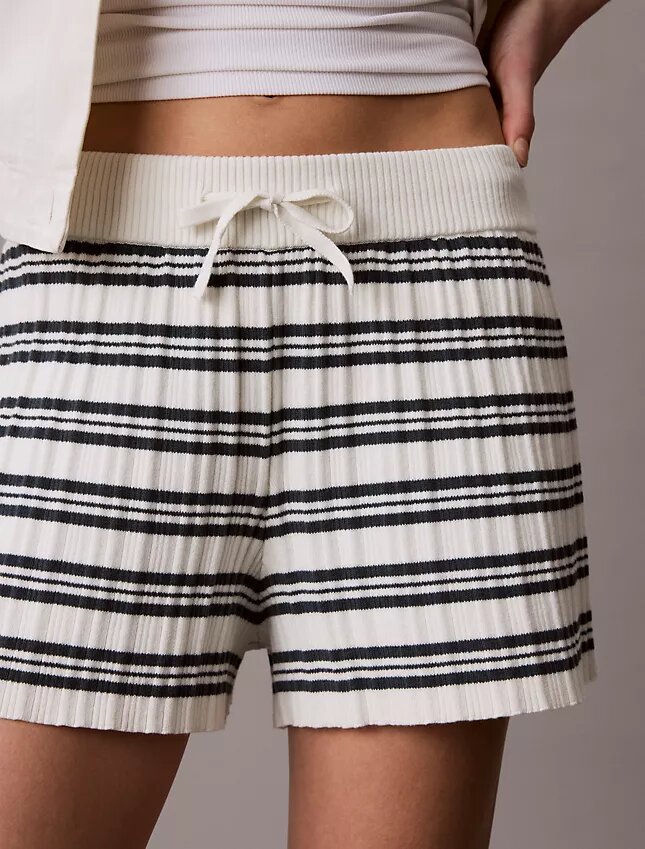 Gestreifte Shorts mit Rippbündchen Gestreifte Shorts mit Rippbündchen