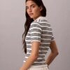 Gestreiftes, geripptes, schmal geschnittenes Poloshirt Gestreiftes, geripptes, schmal geschnittenes Poloshirt