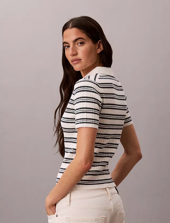 Gestreiftes, geripptes, schmal geschnittenes Poloshirt Gestreiftes, geripptes, schmal geschnittenes Poloshirt