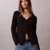 Gewebter, feingerippter, schmaler Cardigan von Monologo Gewebter, feingerippter, schmaler Cardigan von Monologo