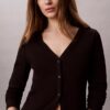 Gewebter, feingerippter, schmaler Cardigan von Monologo Gewebter, feingerippter, schmaler Cardigan von Monologo