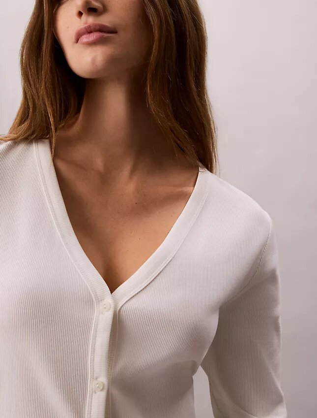 Gewebter, feingerippter, schmaler Cardigan von Monologo Gewebter, feingerippter, schmaler Cardigan von Monologo