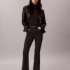 Hoch taillierte Jeans mit ausgestelltem Bein Hoch taillierte Jeans mit ausgestelltem Bein