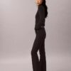 Hoch taillierte Jeans mit ausgestelltem Bein Hoch taillierte Jeans mit ausgestelltem Bein