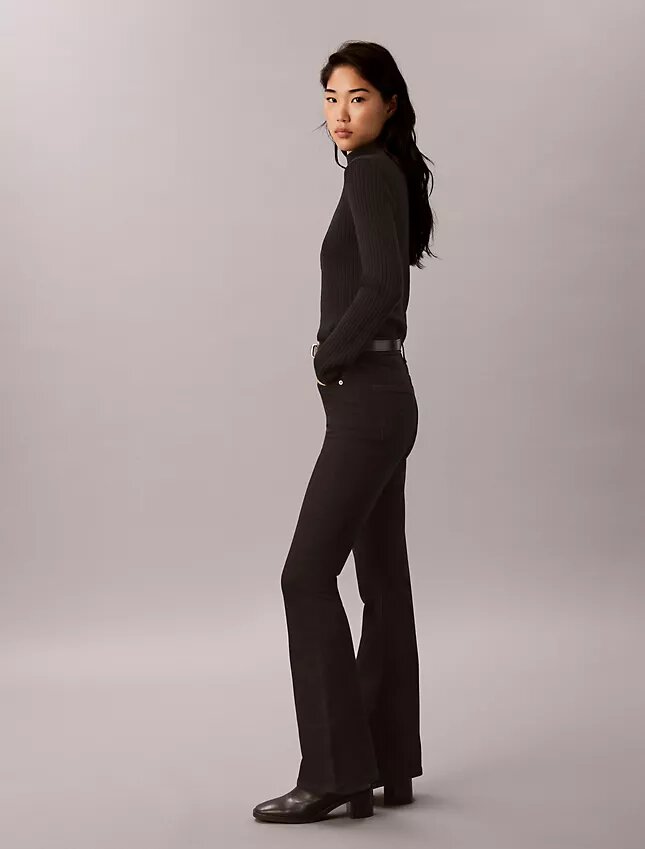 Hoch taillierte Jeans mit ausgestelltem Bein Hoch taillierte Jeans mit ausgestelltem Bein