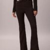 Hoch taillierte Jeans mit ausgestelltem Bein Hoch taillierte Jeans mit ausgestelltem Bein