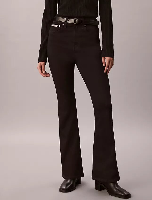 Hoch taillierte Jeans mit ausgestelltem Bein Hoch taillierte Jeans mit ausgestelltem Bein
