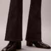 Hoch taillierte Jeans mit ausgestelltem Bein Hoch taillierte Jeans mit ausgestelltem Bein