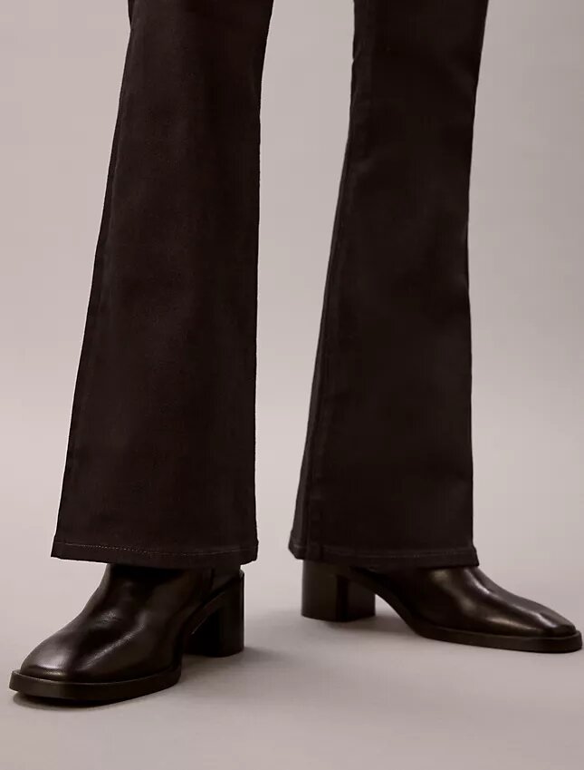 Hoch taillierte Jeans mit ausgestelltem Bein Hoch taillierte Jeans mit ausgestelltem Bein