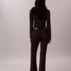 Hoch taillierte Jeans mit ausgestelltem Bein Hoch taillierte Jeans mit ausgestelltem Bein