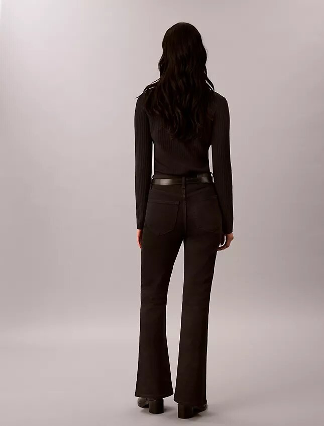 Hoch taillierte Jeans mit ausgestelltem Bein Hoch taillierte Jeans mit ausgestelltem Bein