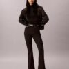 Hoch taillierte Jeans mit ausgestelltem Bein Hoch taillierte Jeans mit ausgestelltem Bein