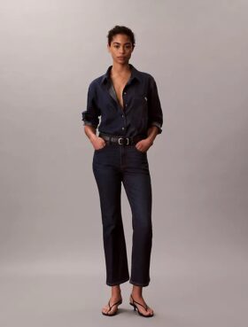 Hoch taillierte, verkürzte Jeans mit ausgestelltem Bein Hoch taillierte, verkürzte Jeans mit ausgestelltem Bein
