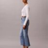 Hoch taillierte, verkürzte Jeans mit ausgestelltem Bein