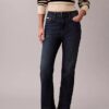 Hoch taillierte, verkürzte Jeans mit ausgestelltem Bein