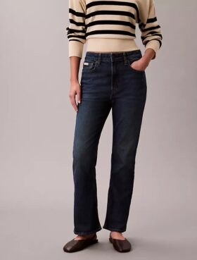 Hoch taillierte, verkürzte Jeans mit ausgestelltem Bein Hoch taillierte, verkürzte Jeans mit ausgestelltem Bein