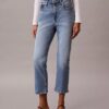Hoch taillierte, verkürzte Jeans mit ausgestelltem Bein