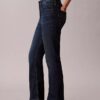 Hoch taillierte, verkürzte Jeans mit ausgestelltem Bein