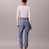 Hoch taillierte, verkürzte Jeans mit ausgestelltem Bein