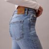 Hoch taillierte, verkürzte Jeans mit ausgestelltem Bein