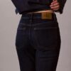 Hoch taillierte, verkürzte Jeans mit ausgestelltem Bein