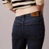 Hoch taillierte, verkürzte Jeans mit ausgestelltem Bein